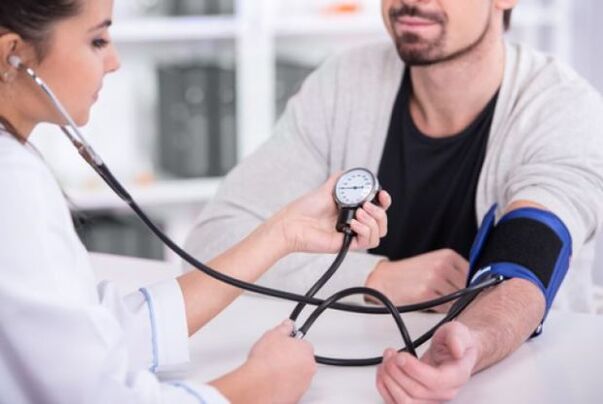 O médico mide a presión arterial na hipertensión
